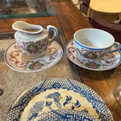 CHILD'S AKRO AGATE, TIN AND OTHER PLAYSET DISHES