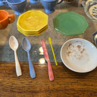 CHILD'S AKRO AGATE, TIN AND OTHER PLAYSET DISHES