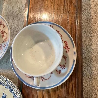 CHILD'S AKRO AGATE, TIN AND OTHER PLAYSET DISHES