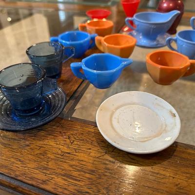 CHILD'S AKRO AGATE, TIN AND OTHER PLAYSET DISHES
