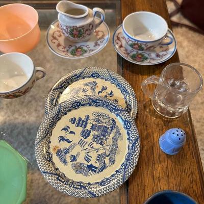 CHILD'S AKRO AGATE, TIN AND OTHER PLAYSET DISHES