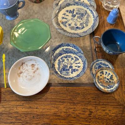 CHILD'S AKRO AGATE, TIN AND OTHER PLAYSET DISHES