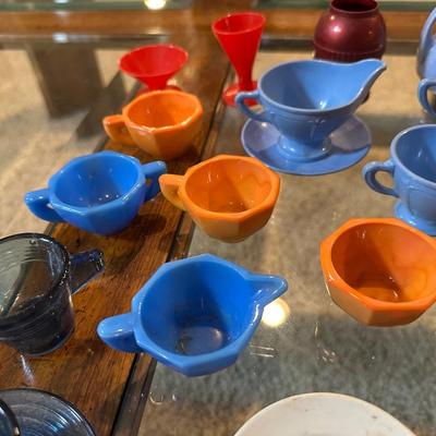 CHILD'S AKRO AGATE, TIN AND OTHER PLAYSET DISHES
