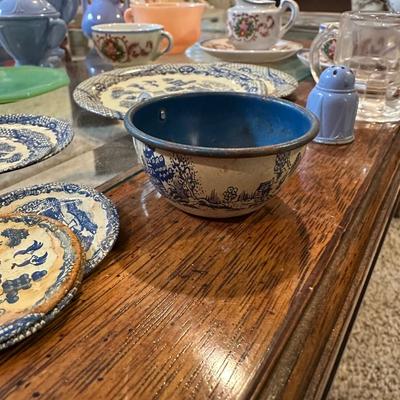 CHILD'S AKRO AGATE, TIN AND OTHER PLAYSET DISHES