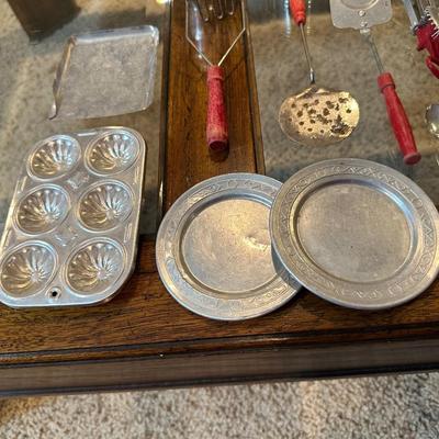 CHILD'S TIN PLAYSET DISHES AND UTENSILS