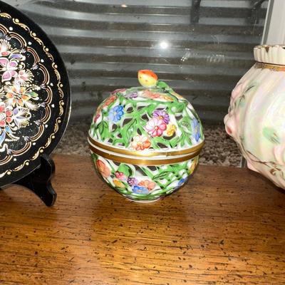 KNICK KNACKS AND SMALL COLLECTIBLES