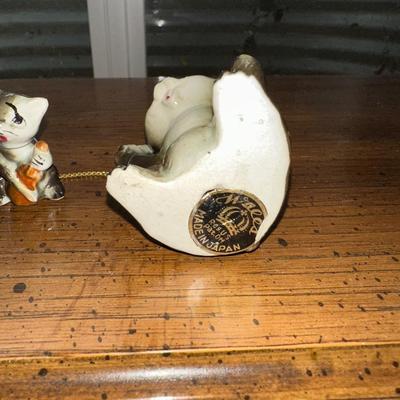 VINTAGE PORCELAIN CAT WITH 6 KITTENS ON A CHAIN