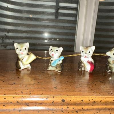 VINTAGE PORCELAIN CAT WITH 6 KITTENS ON A CHAIN