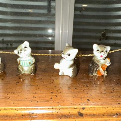 VINTAGE PORCELAIN CAT WITH 6 KITTENS ON A CHAIN