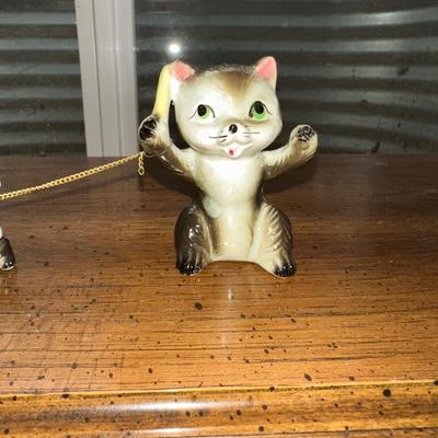 VINTAGE PORCELAIN CAT WITH 6 KITTENS ON A CHAIN