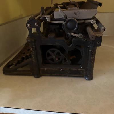 Antique early 1900’s Underwood Typewriter