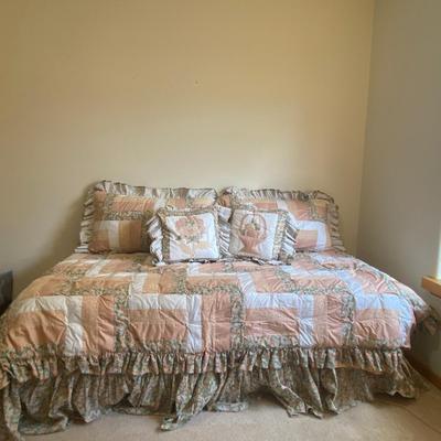 TWIN BED WITH BEDDING