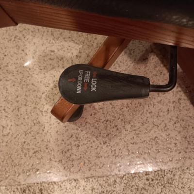 VERY NICE EXECUTIVE DESK CHAIR