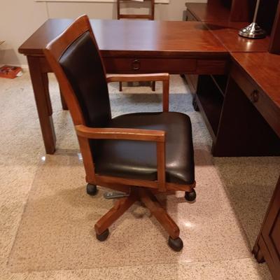VERY NICE EXECUTIVE DESK CHAIR