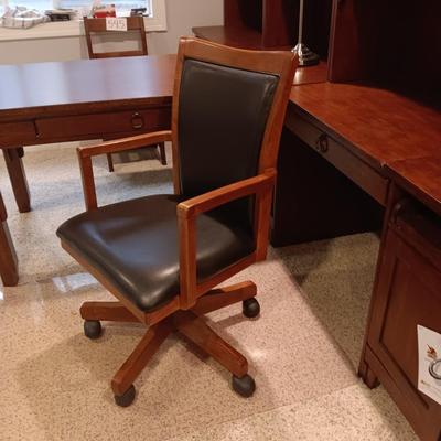 VERY NICE EXECUTIVE DESK CHAIR