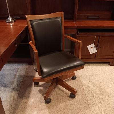 VERY NICE EXECUTIVE DESK CHAIR