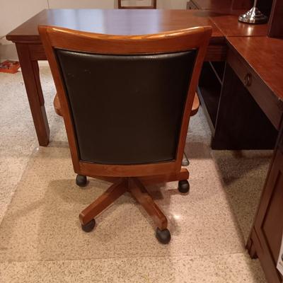 VERY NICE EXECUTIVE DESK CHAIR