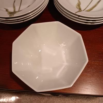 BEAUTIFUL FITZ AND FLOYD ASIAN THEMED CHINA DINNERWARE