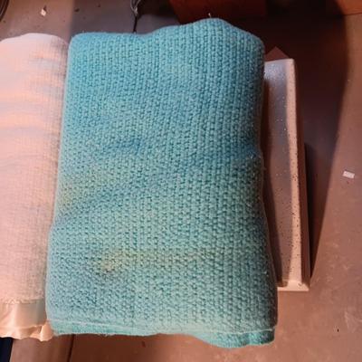 NEW BARN FLY THROW AND 2 QUEEN BLANKETS
