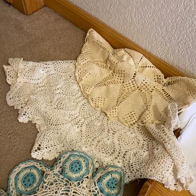 UNIQUE NAPKIN RING HOLDERS, DOILIES AND OTHER TABLE LINENS