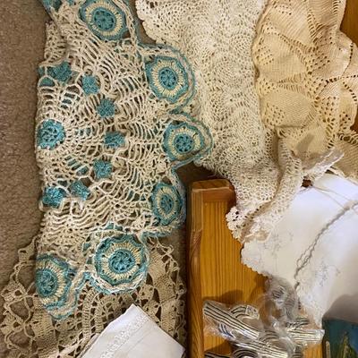 UNIQUE NAPKIN RING HOLDERS, DOILIES AND OTHER TABLE LINENS