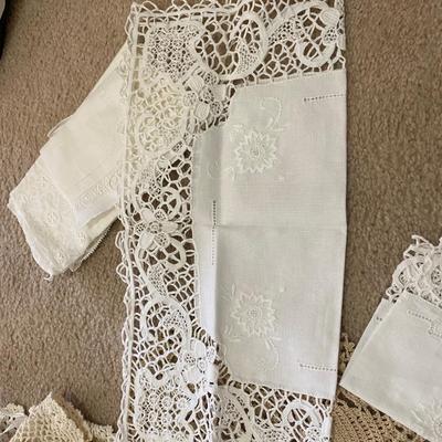 UNIQUE NAPKIN RING HOLDERS, DOILIES AND OTHER TABLE LINENS