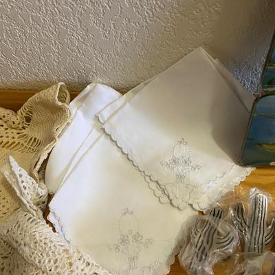 UNIQUE NAPKIN RING HOLDERS, DOILIES AND OTHER TABLE LINENS