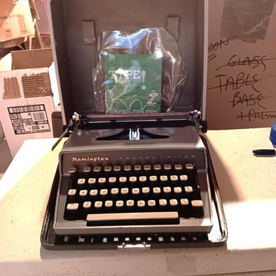 REMINGTON TRAVEL-RITER MANUAL TYPEWRITER IN CASE