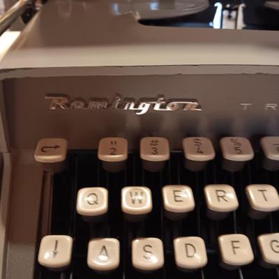 REMINGTON TRAVEL-RITER MANUAL TYPEWRITER IN CASE