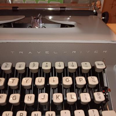 REMINGTON TRAVEL-RITER MANUAL TYPEWRITER IN CASE