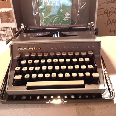 REMINGTON TRAVEL-RITER MANUAL TYPEWRITER IN CASE