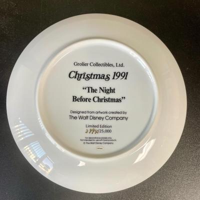 Disney Collector Plate: 1991 The Night Before Christmas with Goofy, Mickey and Pluto.
