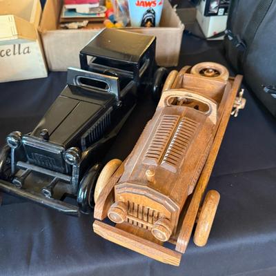 2 Decorative Antique style Cars