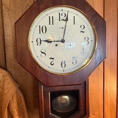 Howard Miller pendulum regulator style Wall Clock - Works & Chimes