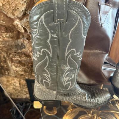 Pair of Women’s size 8 Nocona cowboy leather boots & bag