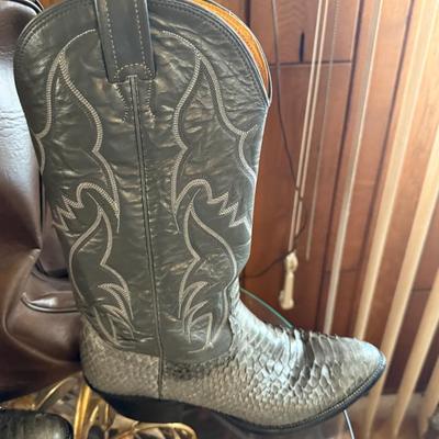 Pair of Women’s size 8 Nocona cowboy leather boots & bag