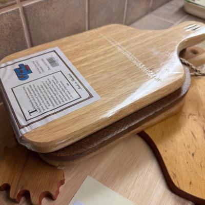 Lot of Wood Cutting Boards & Wooden bowls in various sizes