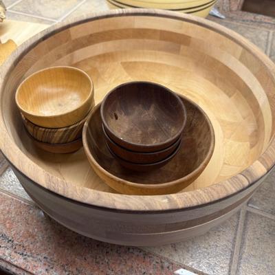 Lot of Wood Cutting Boards & Wooden bowls in various sizes