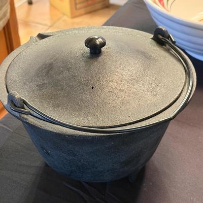 Cast Iron footed Pot with Lid, Handle