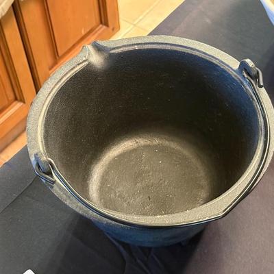 Cast Iron footed Pot with Lid, Handle