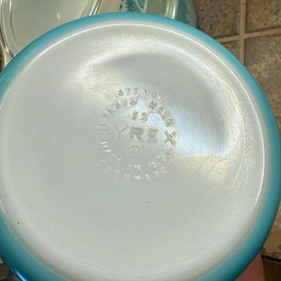 Vintage Pyrex Casserole/baking dishes w/lids US Made Pilgrim pattern