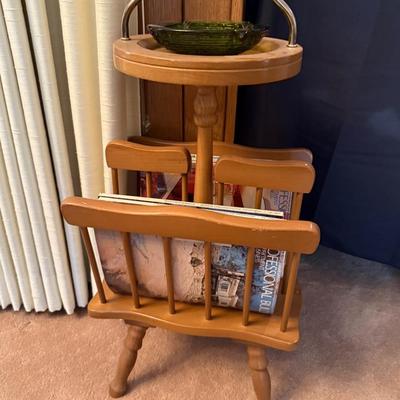 Wood vintage ashtray/magazine rack w/glass tray & magazines