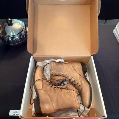 Pair of Women's Justin Boots 7.5”D brown leather boots