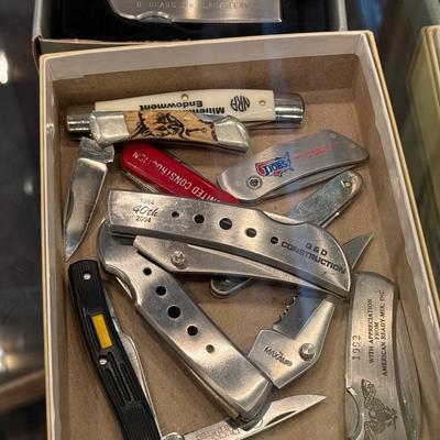 Assortment of 9 total small pocket knives
