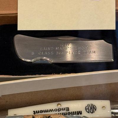 Assortment of 9 total small pocket knives