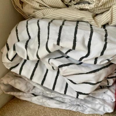 LOT 1 Z: Large Bedding Collection; Throw Pillows, Sheets, Pillowcases, Quilts, Throw Blankets, & More!