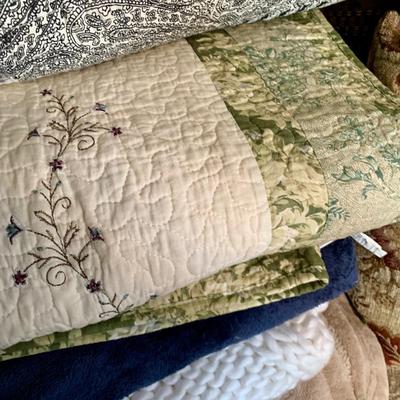 LOT 1 Z: Large Bedding Collection; Throw Pillows, Sheets, Pillowcases, Quilts, Throw Blankets, & More!