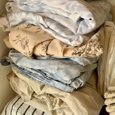 LOT 1 Z: Large Bedding Collection; Throw Pillows, Sheets, Pillowcases, Quilts, Throw Blankets, & More!