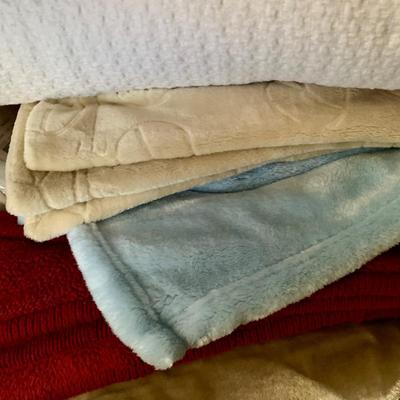 LOT 1 Z: Large Bedding Collection; Throw Pillows, Sheets, Pillowcases, Quilts, Throw Blankets, & More!