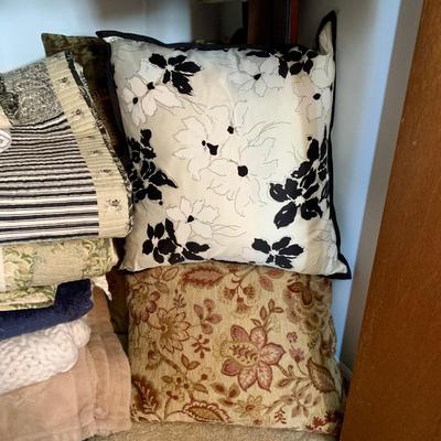 LOT 1 Z: Large Bedding Collection; Throw Pillows, Sheets, Pillowcases, Quilts, Throw Blankets, & More!